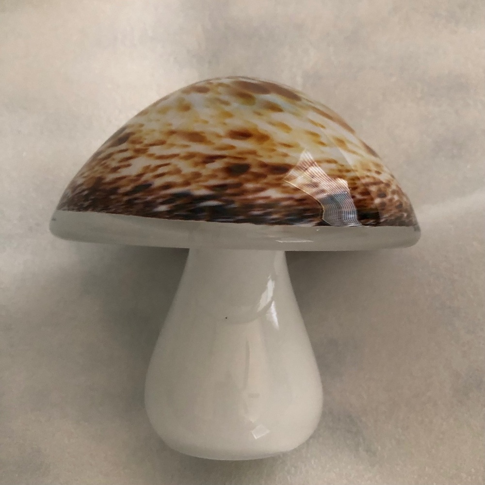 Wedgewood mushroom glass paperweight